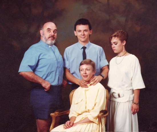 Weird-Odd-Family-Photos-Awkward-Killer