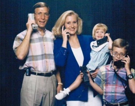 Weird-Odd-Family-Photos-Awkward-Modern-Life