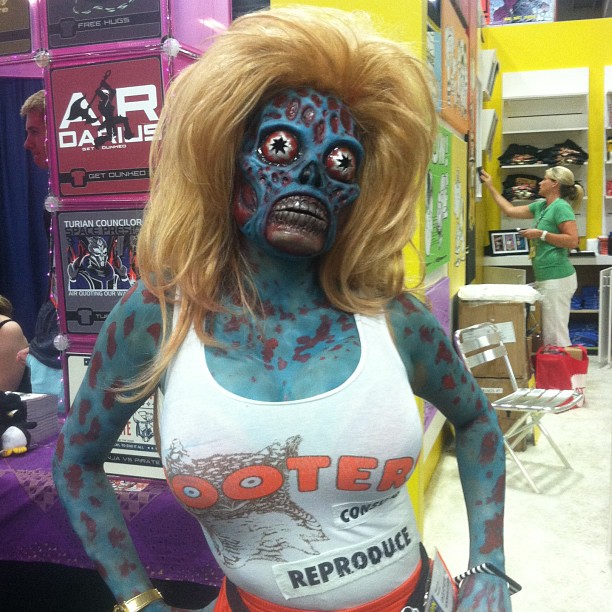comic-con-2013-cosplay-hooters