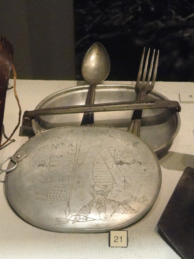 Mess_kit_or_meat_tin_with_trench_art,_World_War_I,_c._1918_-_North_Carolina_Museum_of_History_-_DSC06027