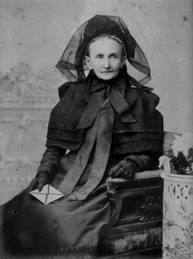 StateLibQld_1_130771_Elderly_woman,_possibly_dressed_in_mourning_clothes,_1890-1900