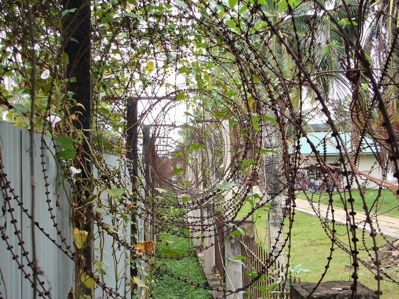 Tuol_Sleng_Barbed_Wire