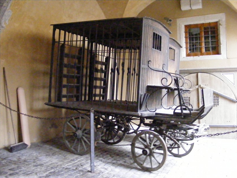 Prisoner_transport_carriage_-_Mittelalterliches_Kriminalmuseum_Rothenburg_ob_der_Tauber
