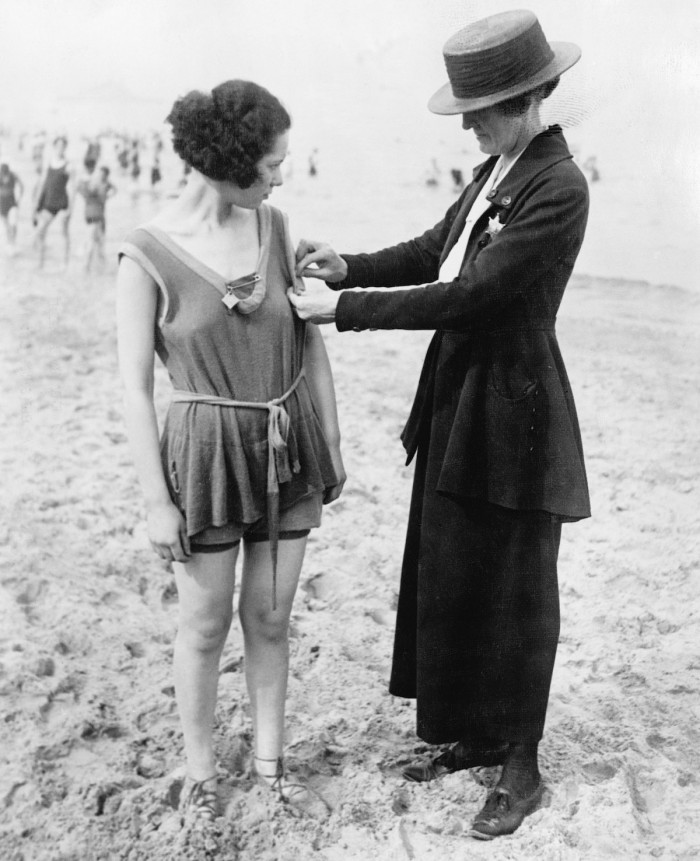 1921 Chicago policewomen checking for violations of the bathing suit-length laws Image: Bettmann/CORBIS
