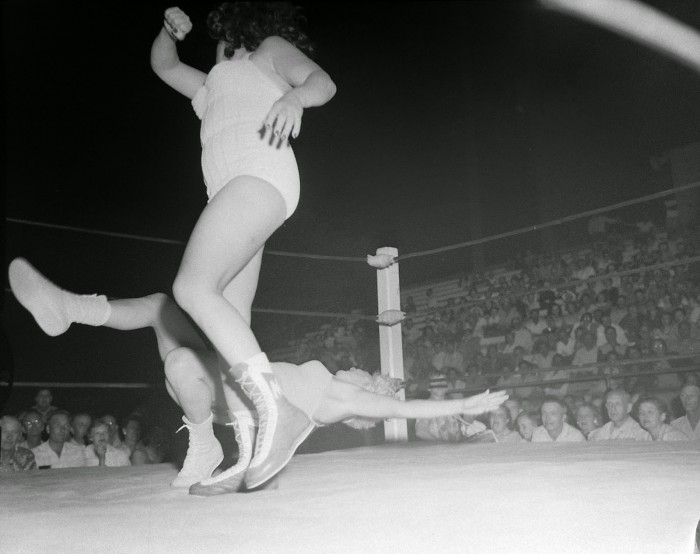 Women_wrestling_Borleske_Stadium_Moolah_v_Hild_blonde_Jul_24_1957_3_