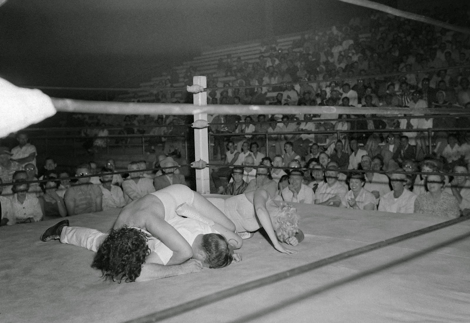 Women-wrestling-at-Borleske-Stadium-Jul-24-1957-4.jpg